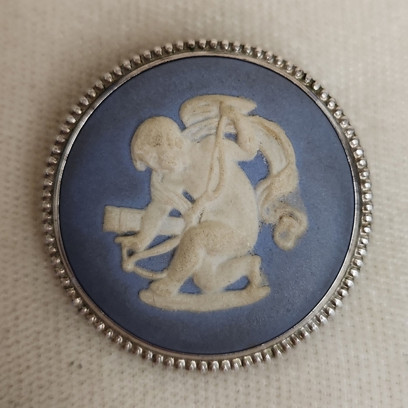 Wedgewood Silver Cupid Cameo Brooch - Picture 3 of 9